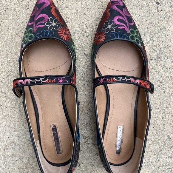 Tahari Black and Red Pointed Toe Flats - Picture 2 of 6